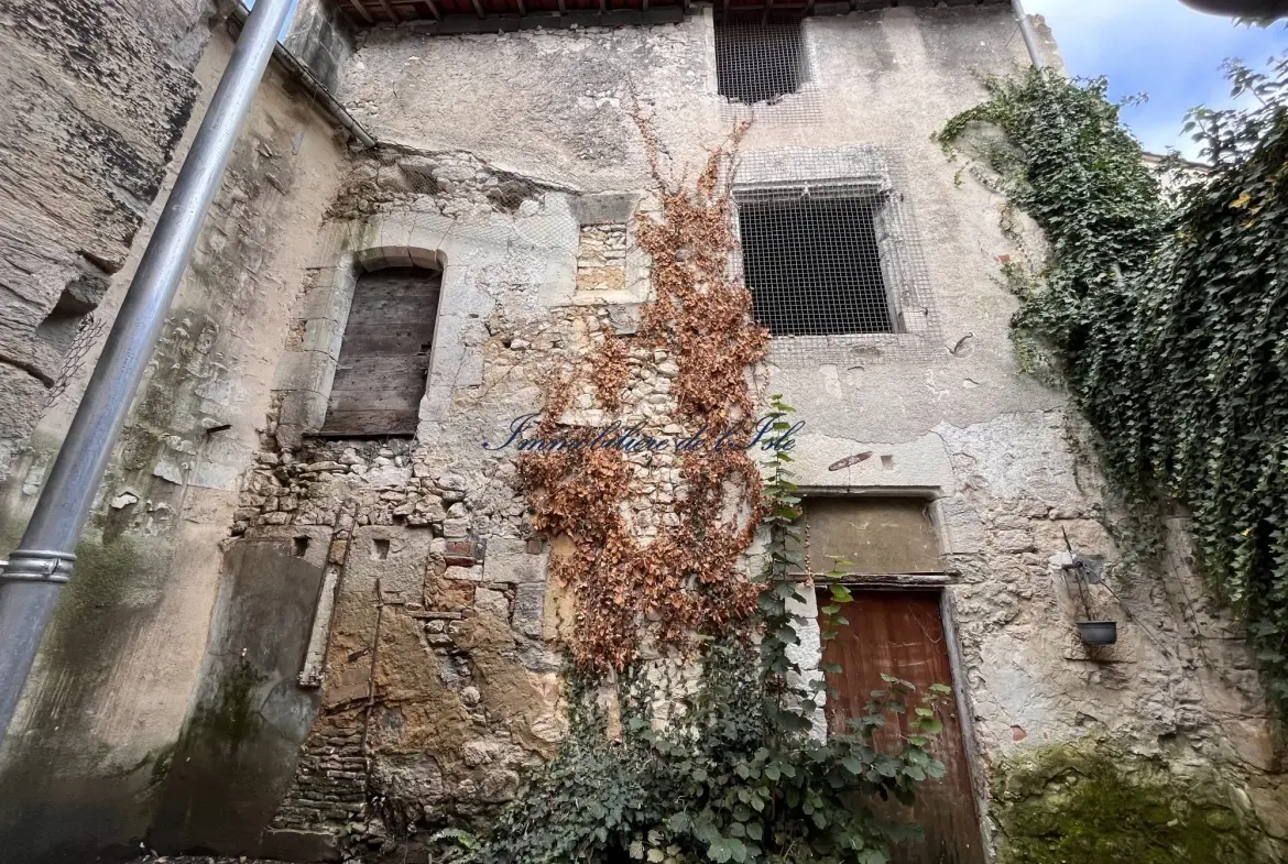 Maison de village à vendre dans le Périgord vert avec cour et potentiel de rénovation 