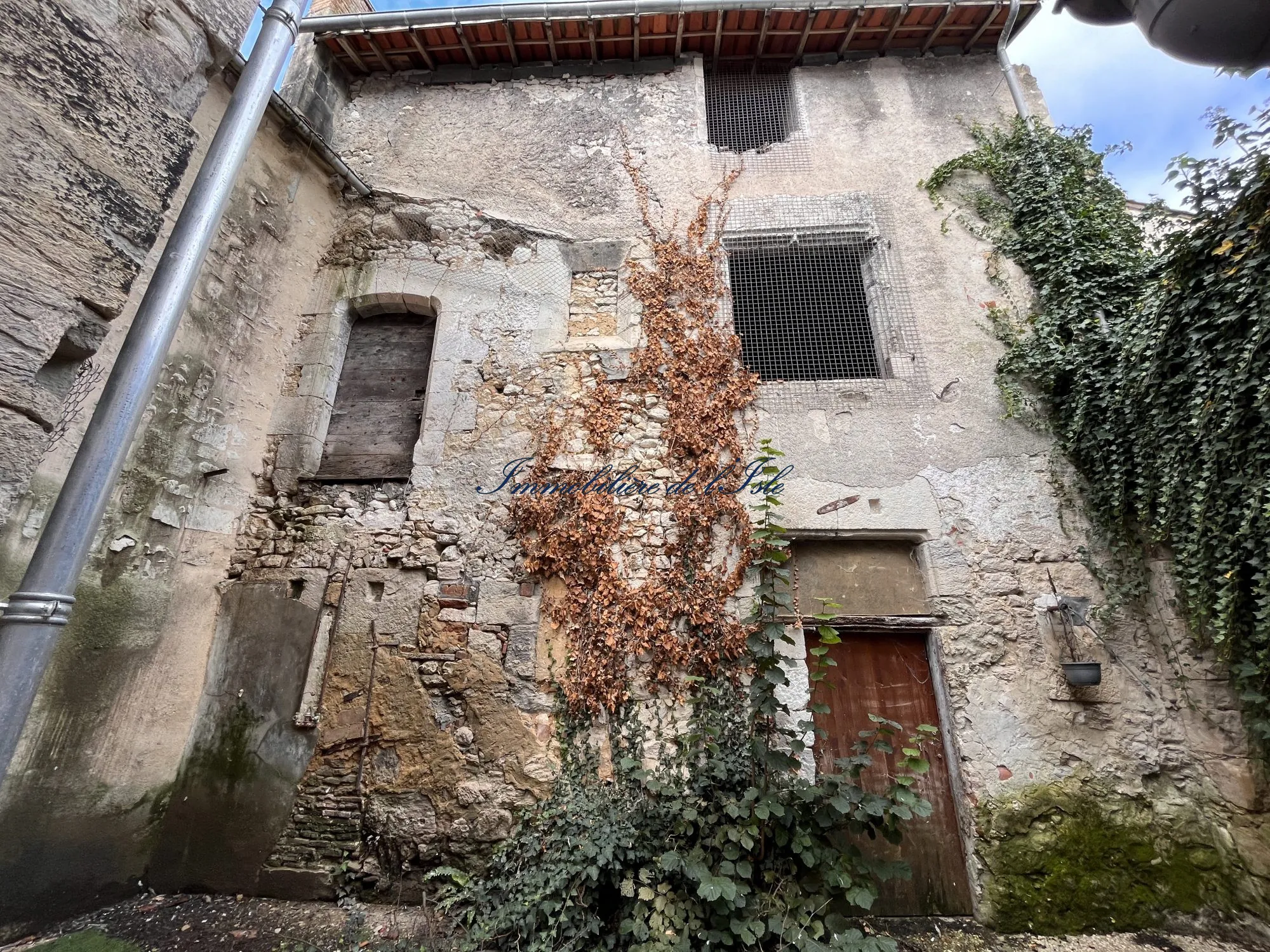 Maison de village à vendre dans le Périgord vert avec cour et potentiel de rénovation 