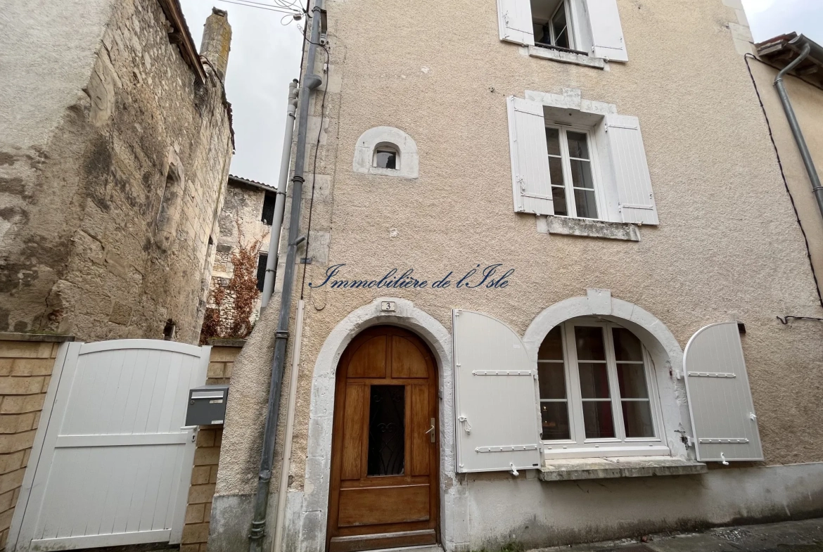 Maison de village à vendre dans le Périgord vert avec cour et potentiel de rénovation 