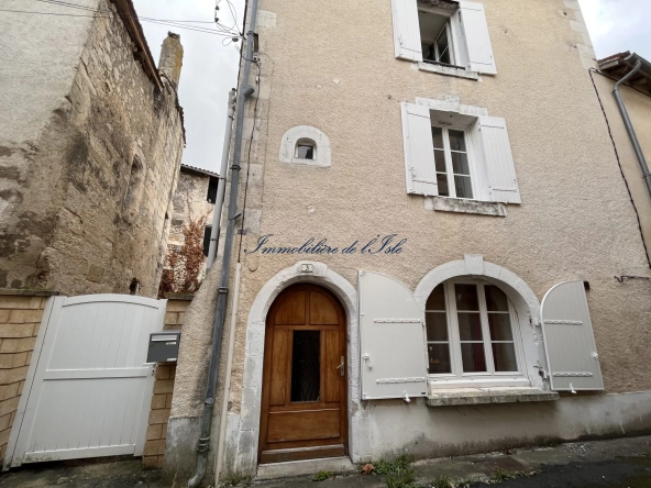 Maison de village à vendre dans le Périgord vert avec cour et potentiel de rénovation