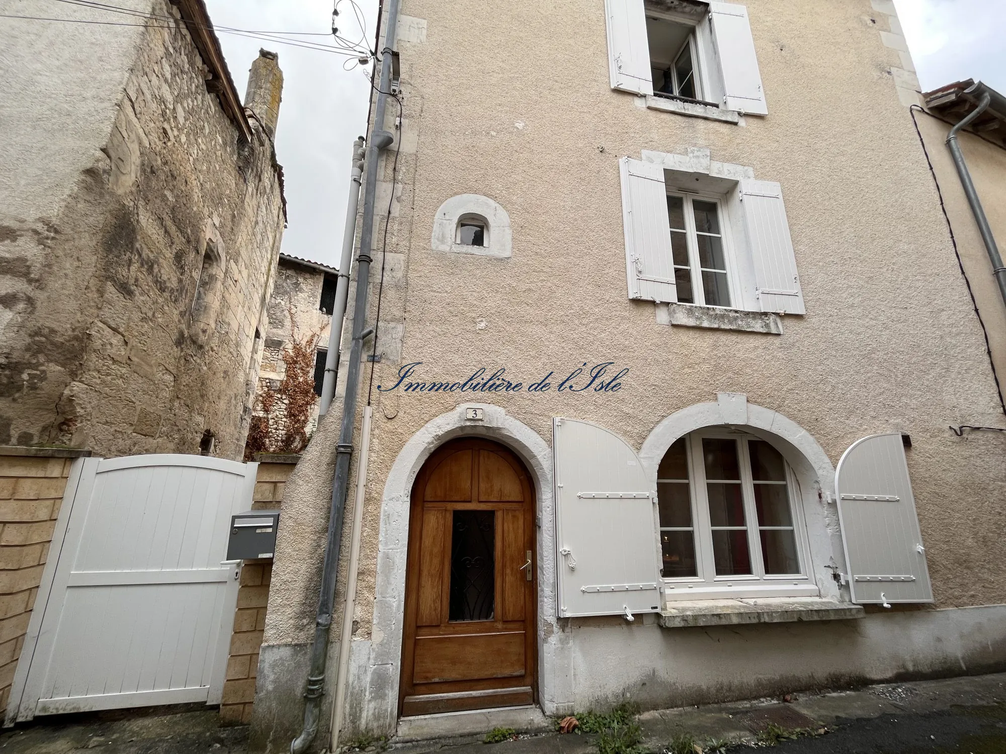 Maison de village à vendre dans le Périgord vert avec cour et potentiel de rénovation 