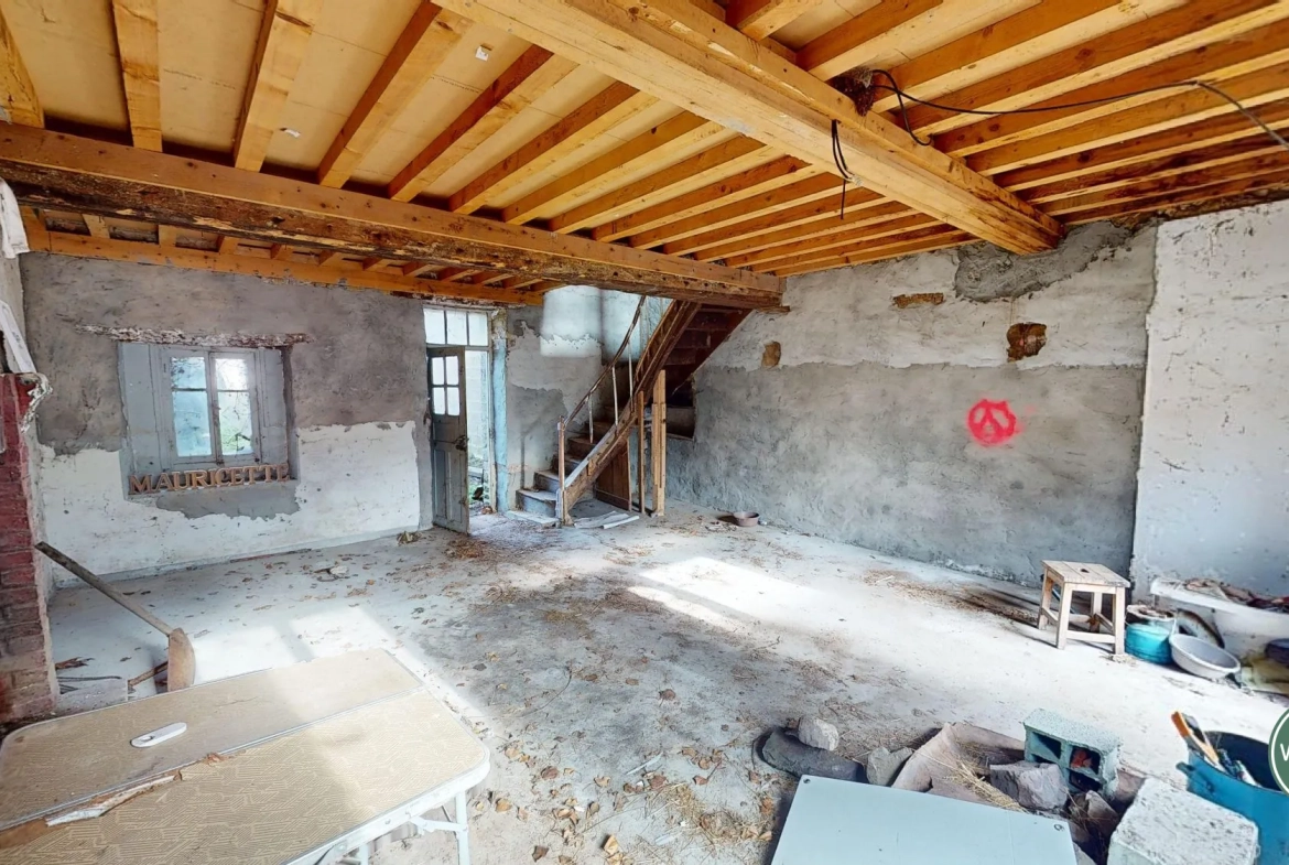 Maison en pierres à rénover à Saint Denis de Méré - 70 m² avec jardin 