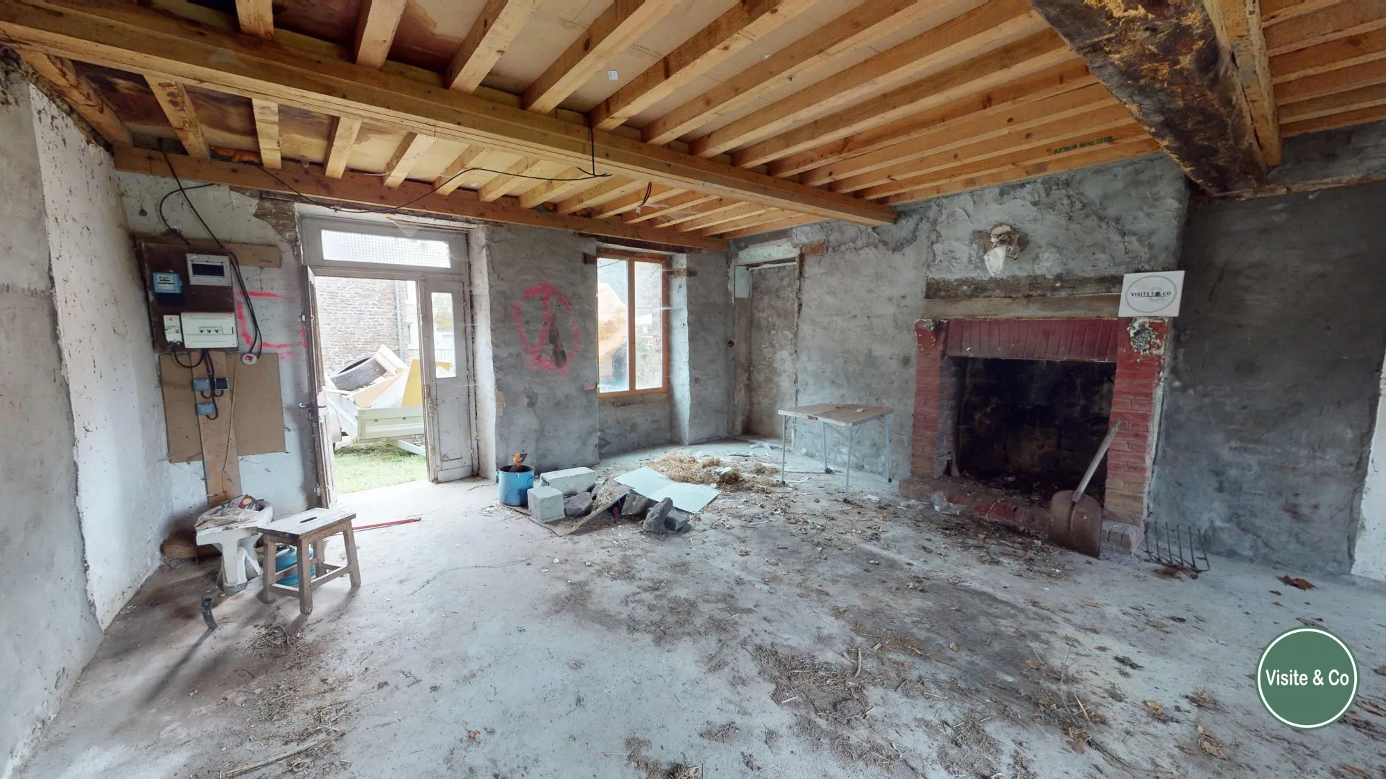 Maison en pierres à rénover à Saint Denis de Méré - 70 m² avec jardin 