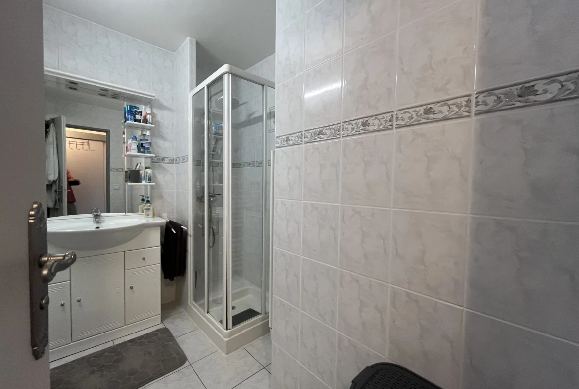 Appartement T3 lumineux de 60 m² avec terrasse, parking et cave à Fréjus 