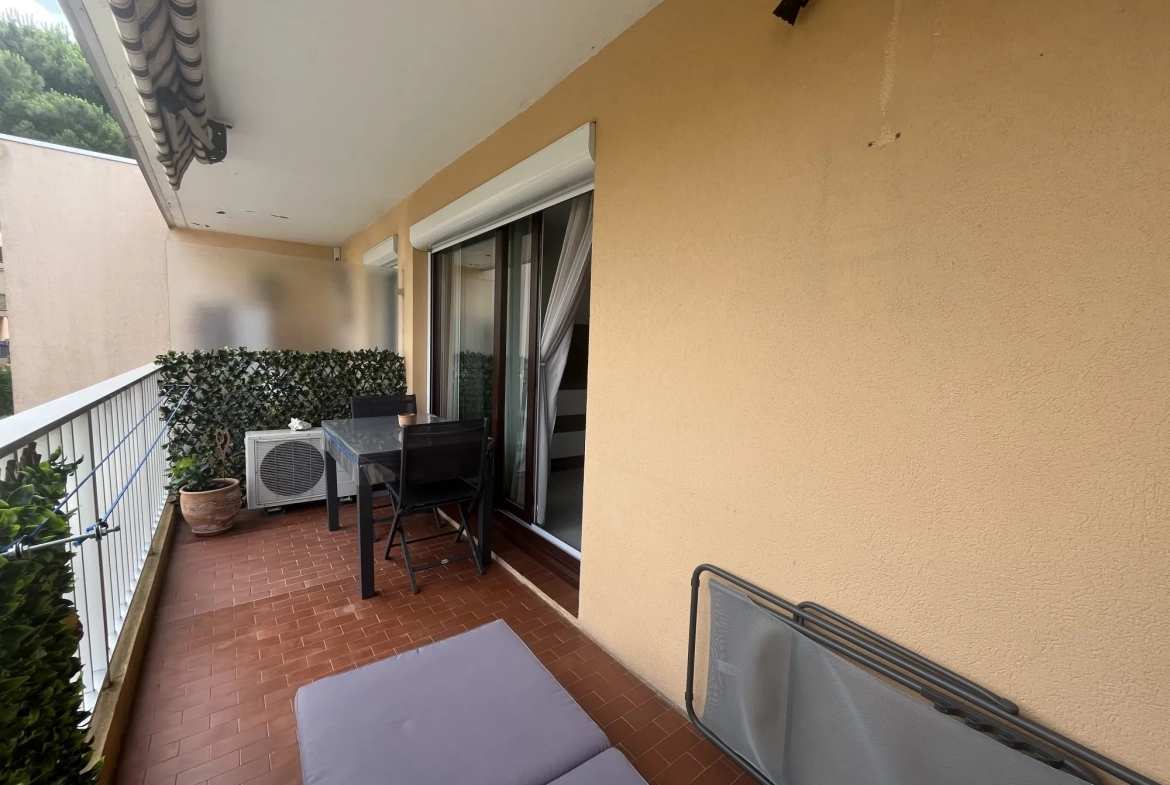 Appartement T3 lumineux de 60 m² avec terrasse, parking et cave à Fréjus 