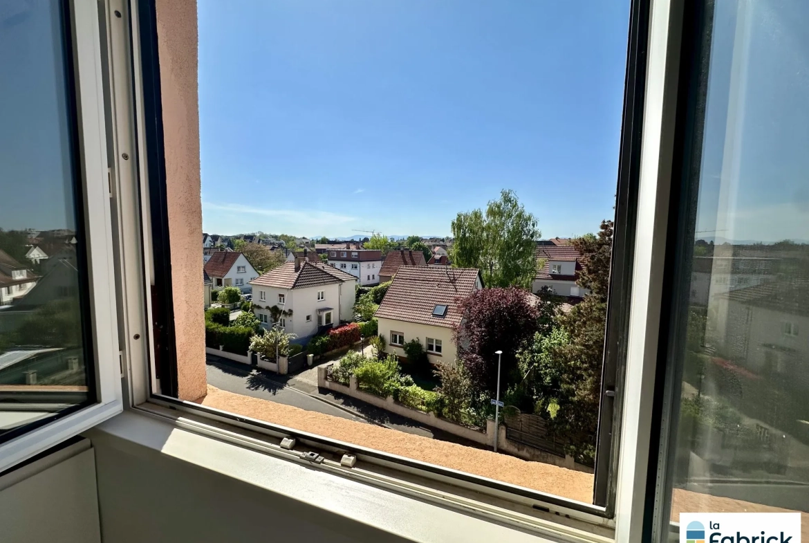 Appartement 3 pièces rénové à Lingolsheim, 68 m² avec balcon et cave 