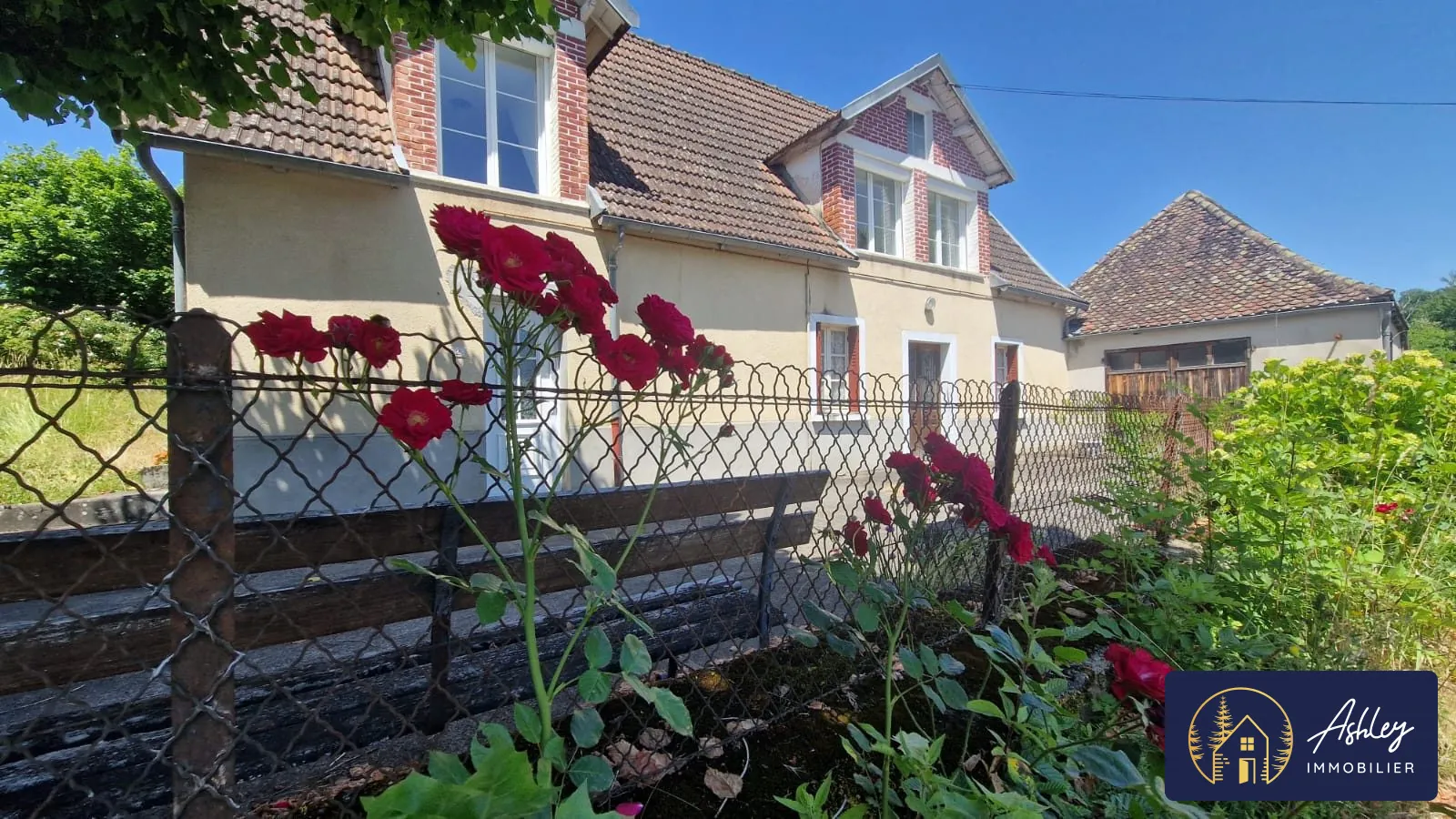 Maison de campagne avec dépendance et jardin à Bassignac 