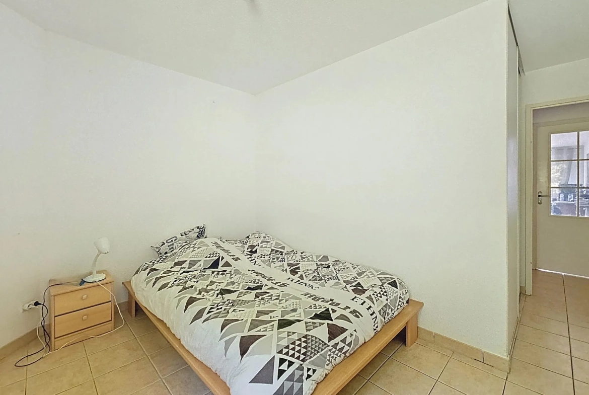 Bel appartement T2 sécurisé avec terrasse et parking à Lanta 