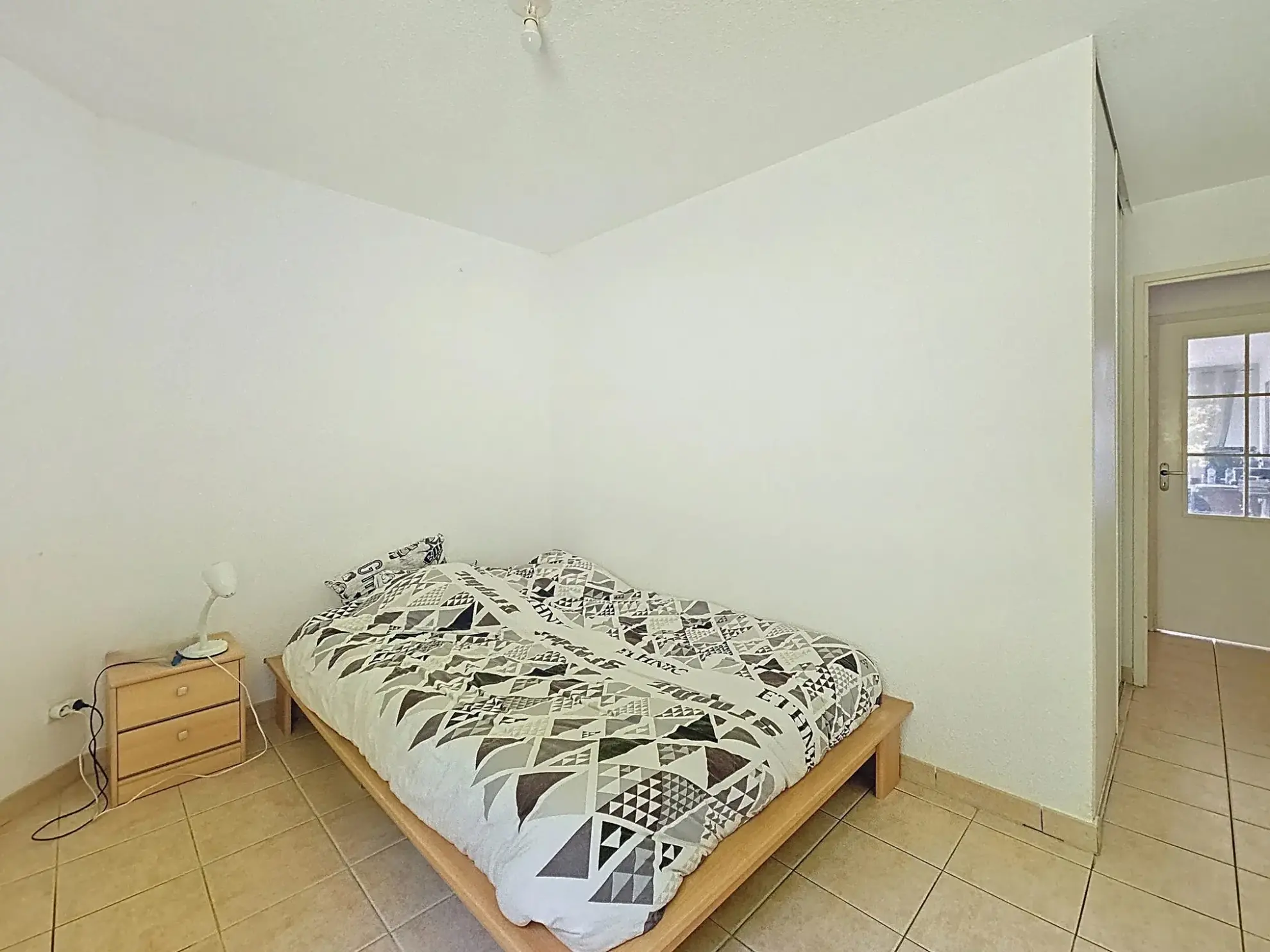 Bel appartement T2 sécurisé avec terrasse et parking à Lanta 