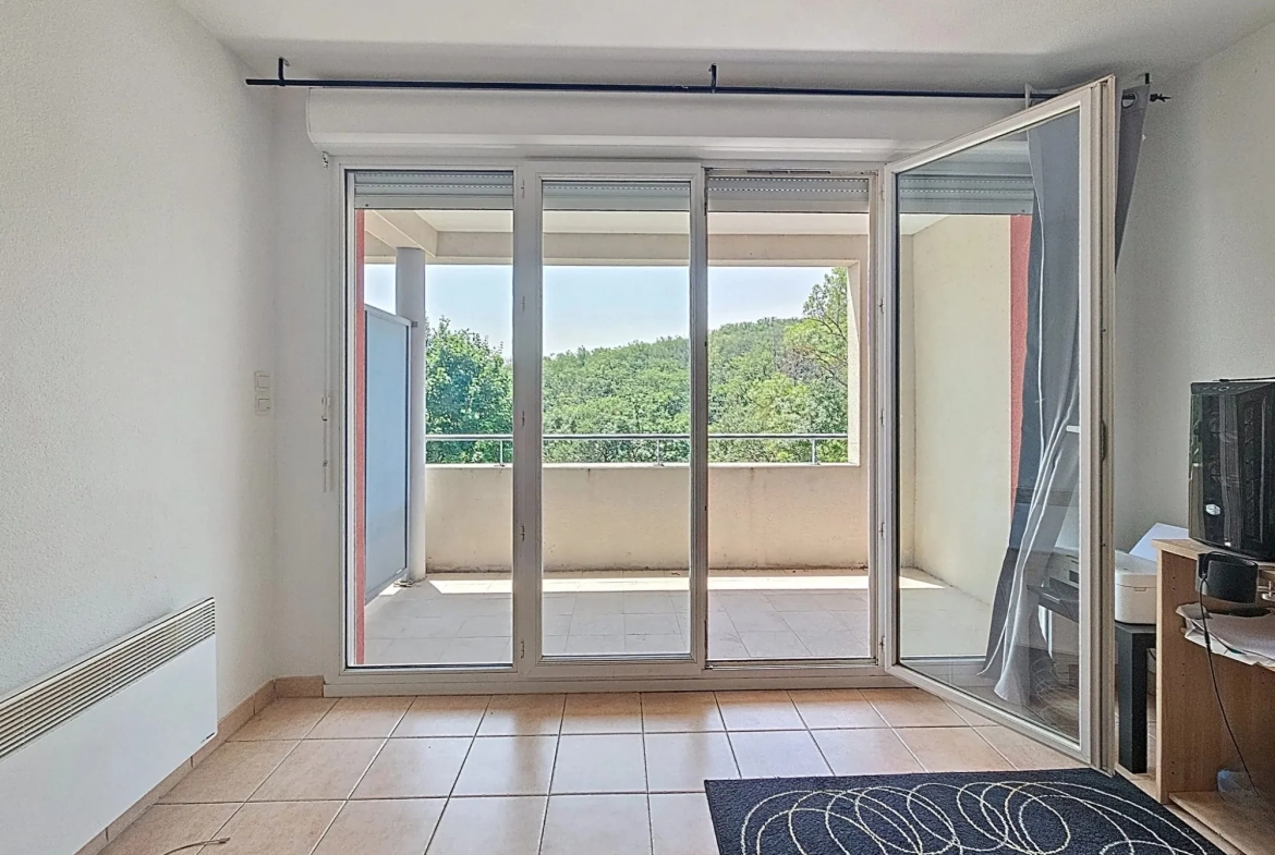 Bel appartement T2 sécurisé avec terrasse et parking à Lanta 