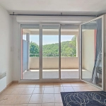 Bel appartement T2 sécurisé avec terrasse et parking à Lanta