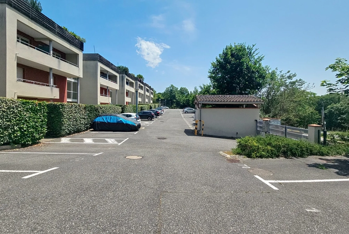 Bel appartement T2 sécurisé avec terrasse et parking à Lanta 