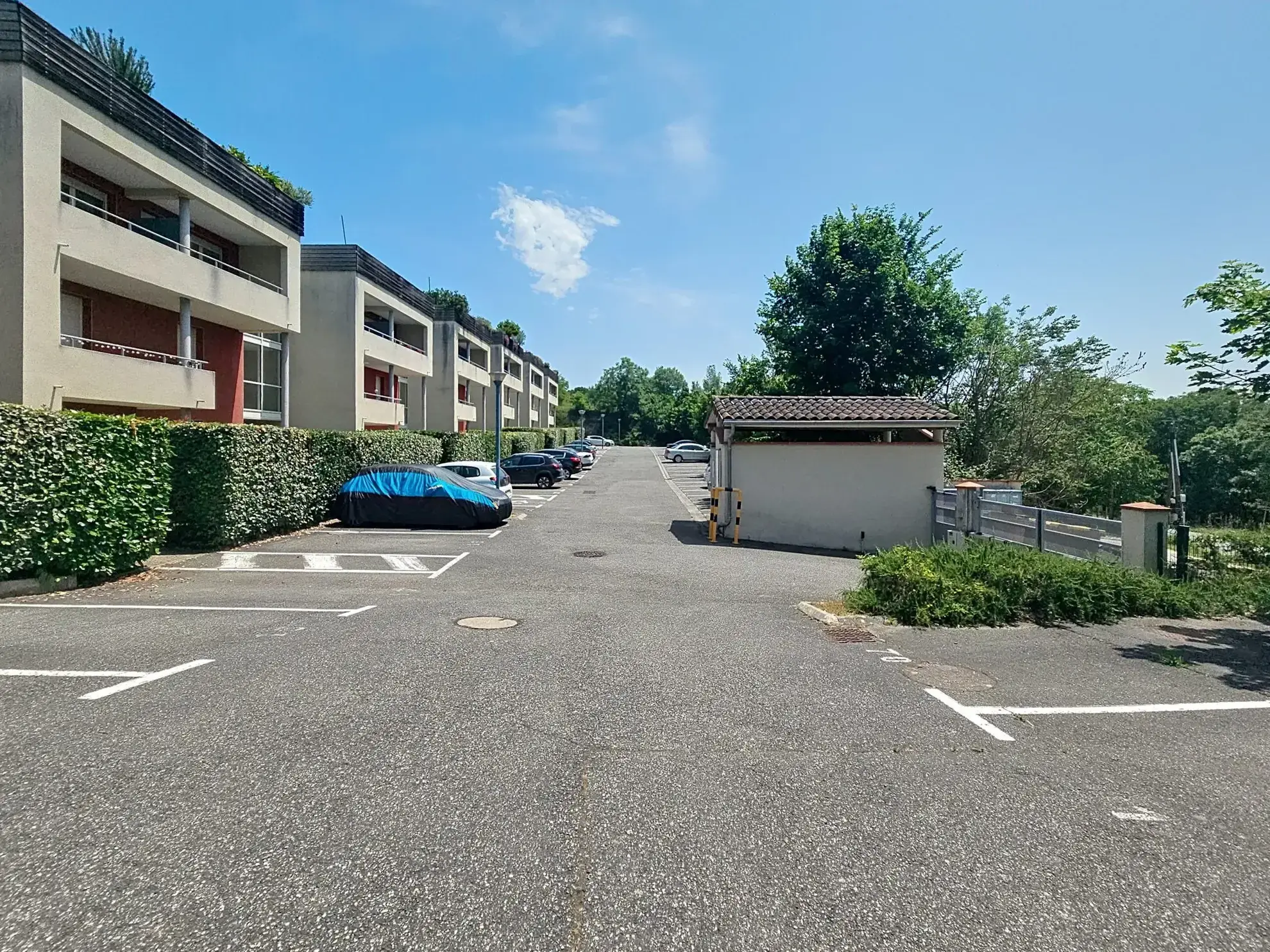 Bel appartement T2 sécurisé avec terrasse et parking à Lanta 