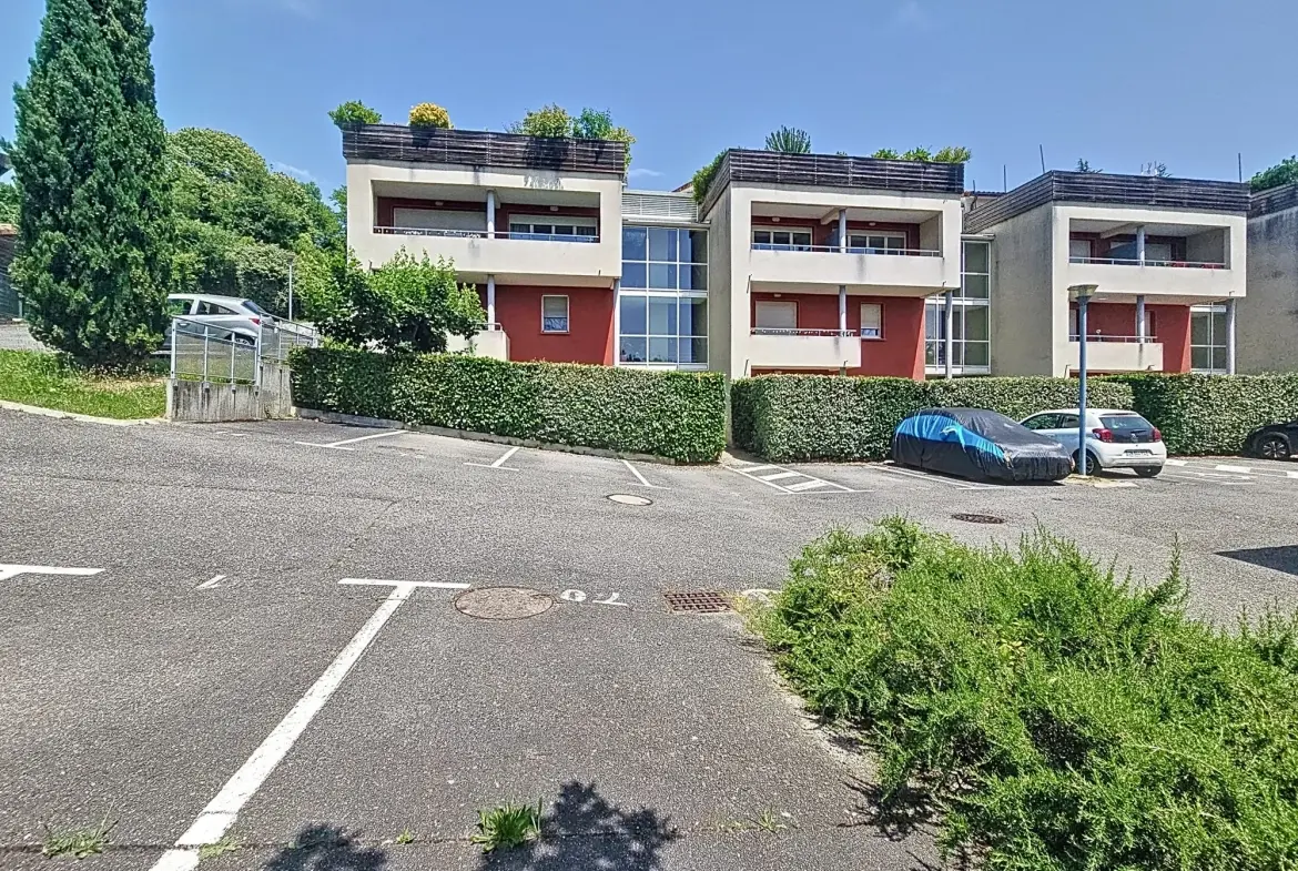 Bel appartement T2 sécurisé avec terrasse et parking à Lanta 