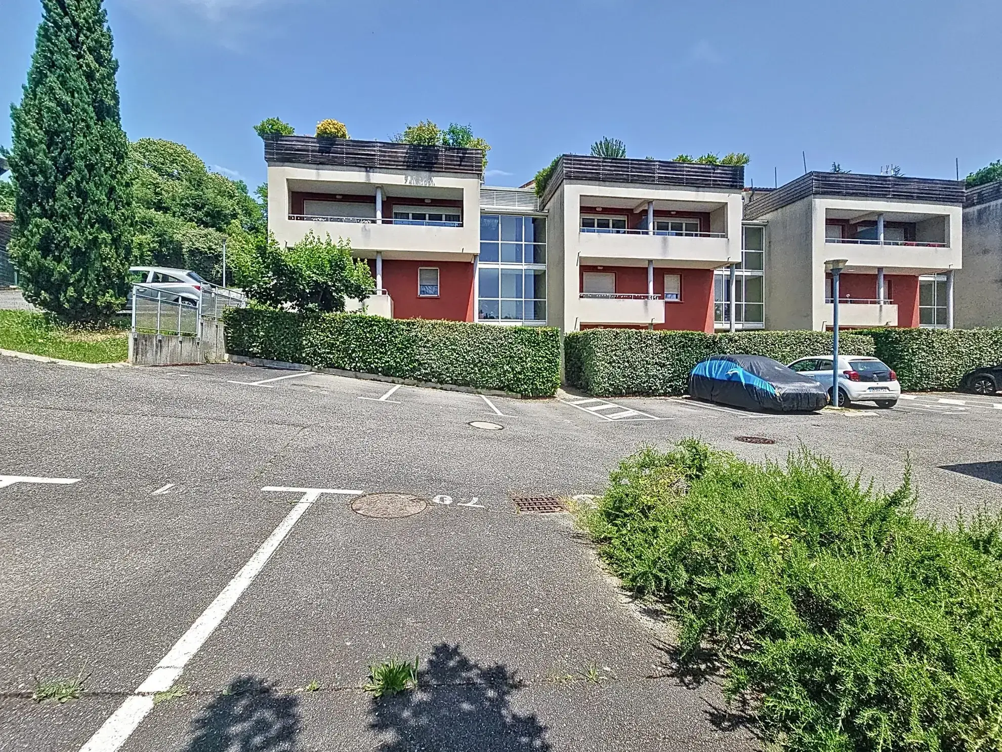 Bel appartement T2 sécurisé avec terrasse et parking à Lanta 
