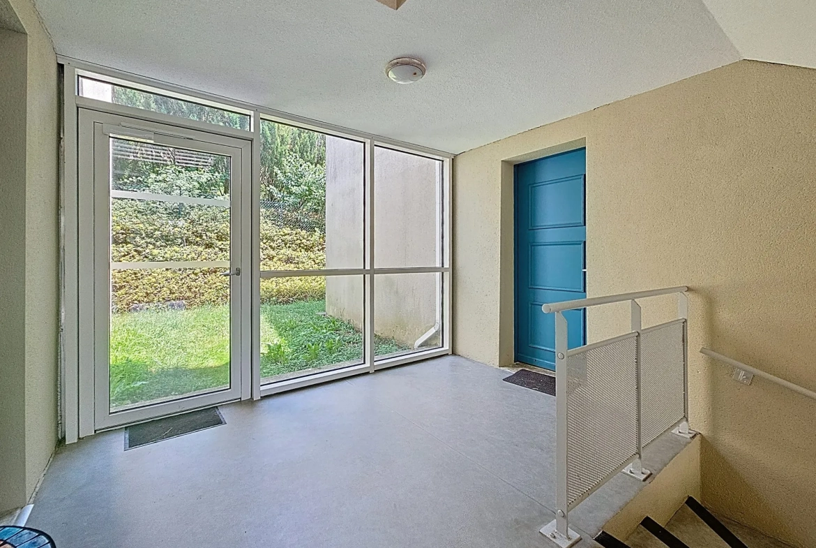 Bel appartement T2 sécurisé avec terrasse et parking à Lanta 