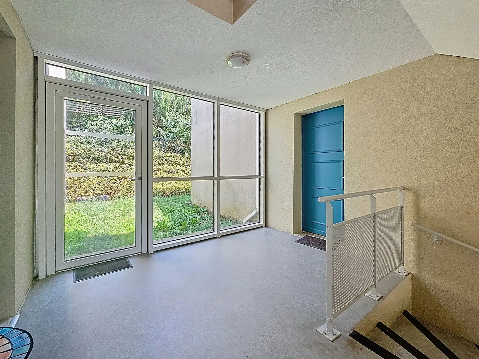 Bel appartement T2 sécurisé avec terrasse et parking à Lanta 