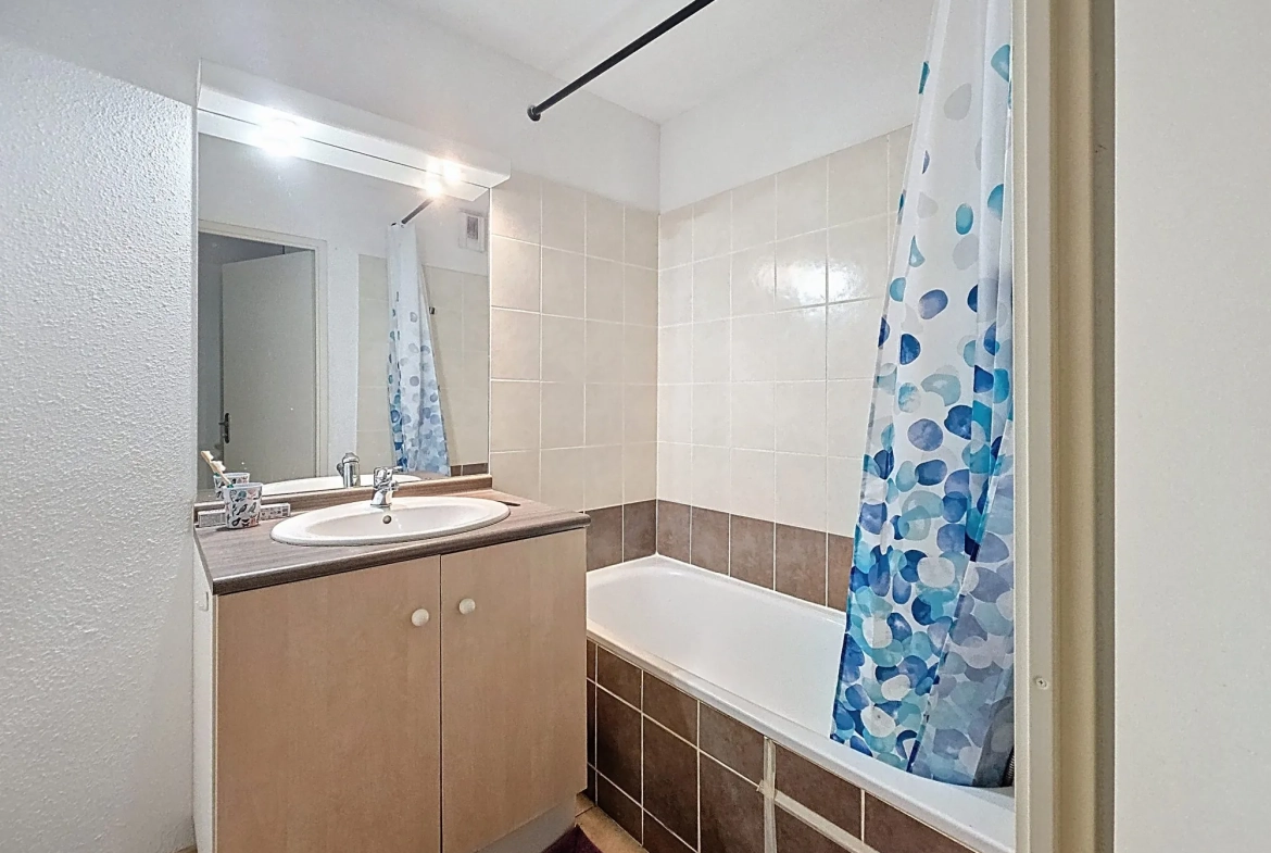 Bel appartement T2 sécurisé avec terrasse et parking à Lanta 