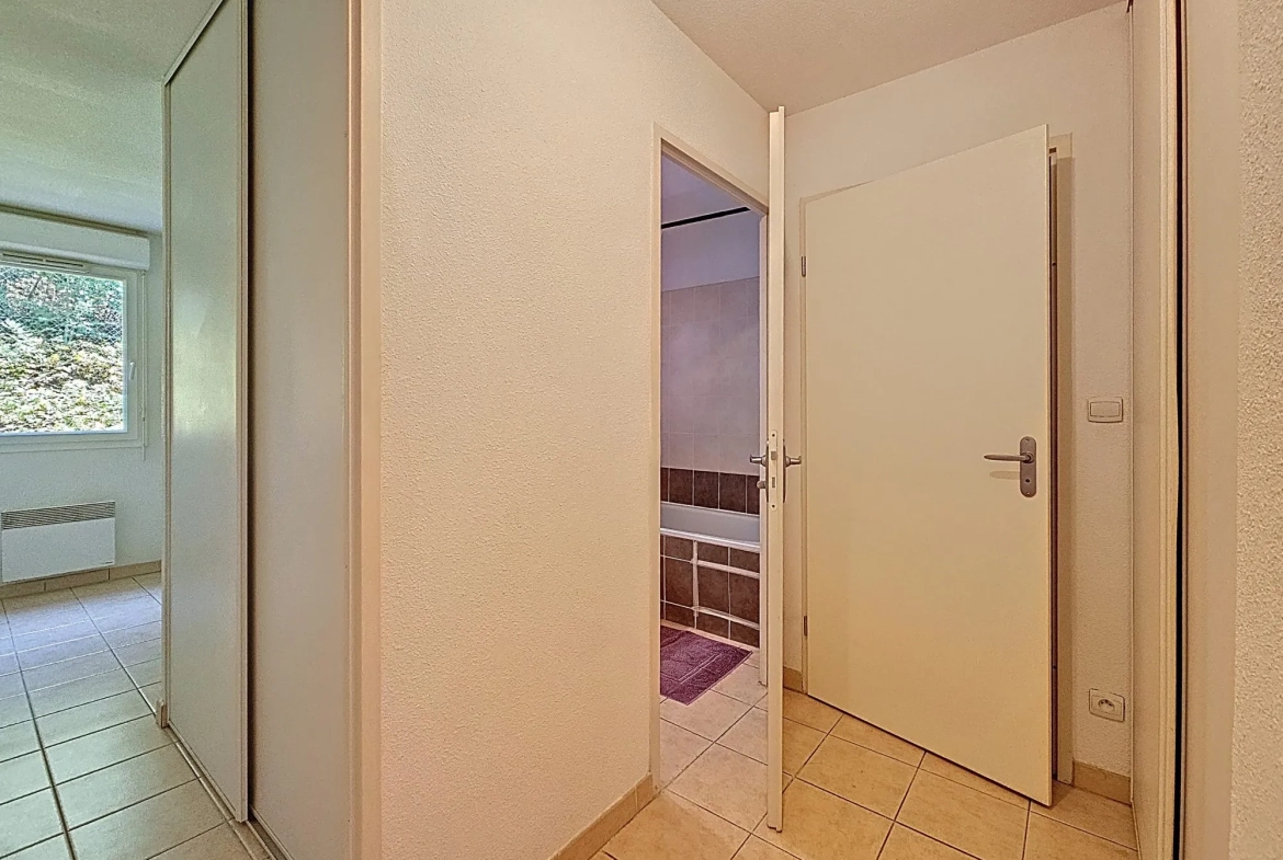 Bel appartement T2 sécurisé avec terrasse et parking à Lanta 