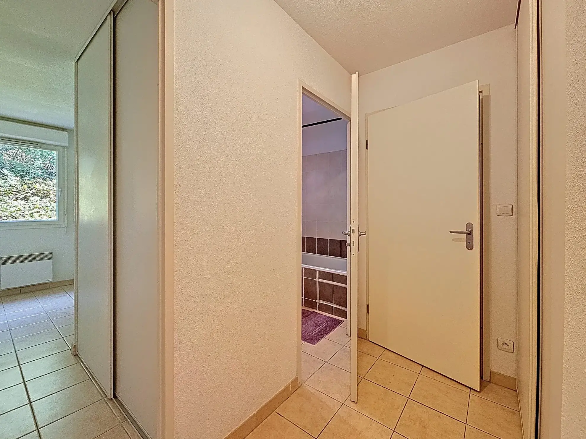 Bel appartement T2 sécurisé avec terrasse et parking à Lanta 