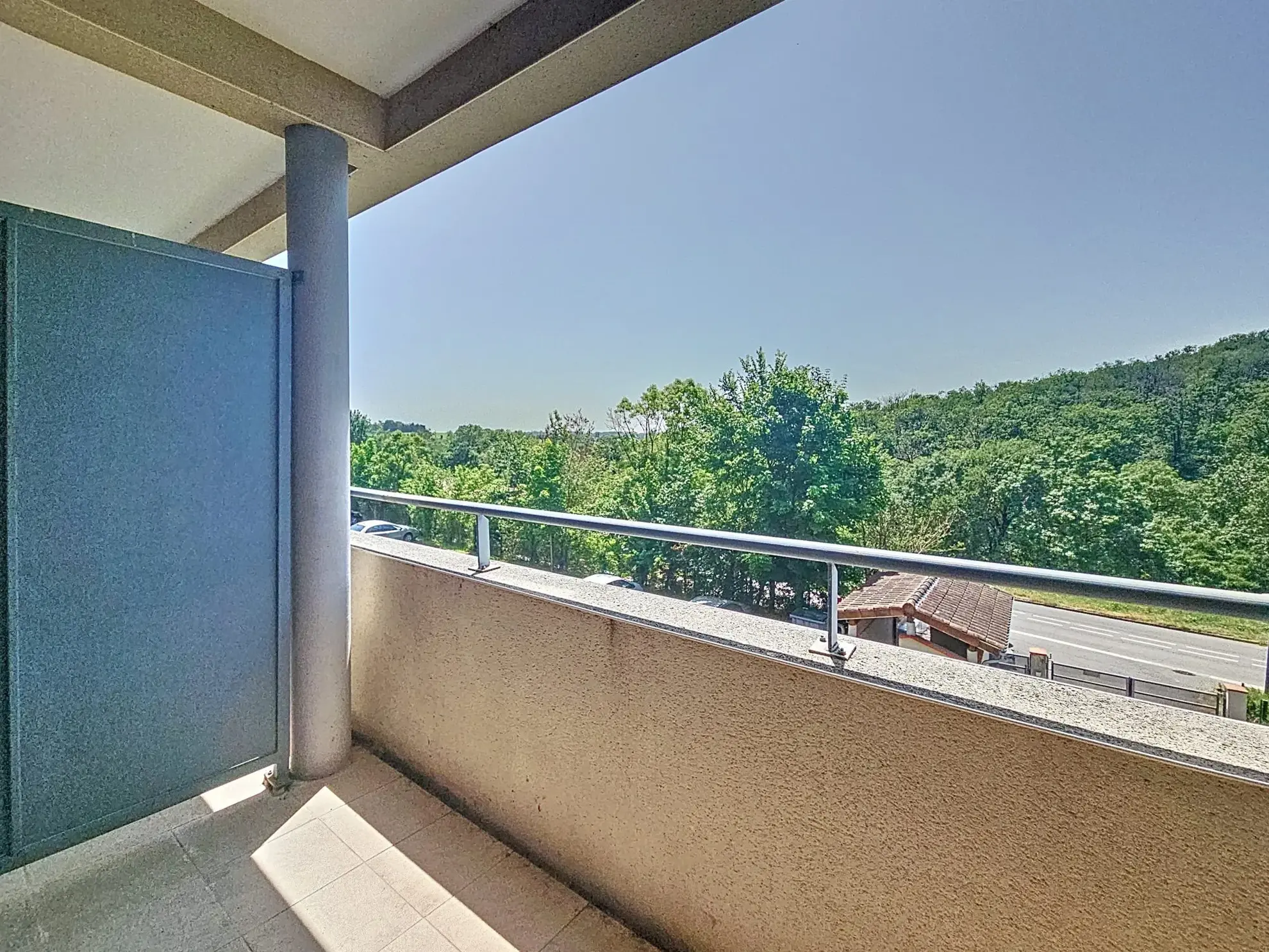 Bel appartement T2 sécurisé avec terrasse et parking à Lanta 