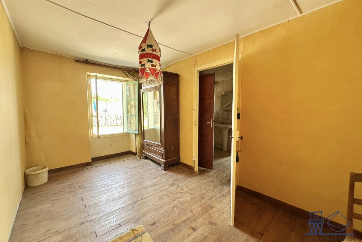 Maison à rénover de 66 m² à Saint-Fort-sur-Gironde avec jardin 