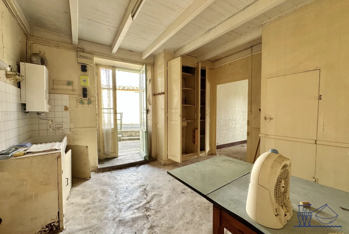 Maison à rénover de 66 m² à Saint-Fort-sur-Gironde avec jardin 