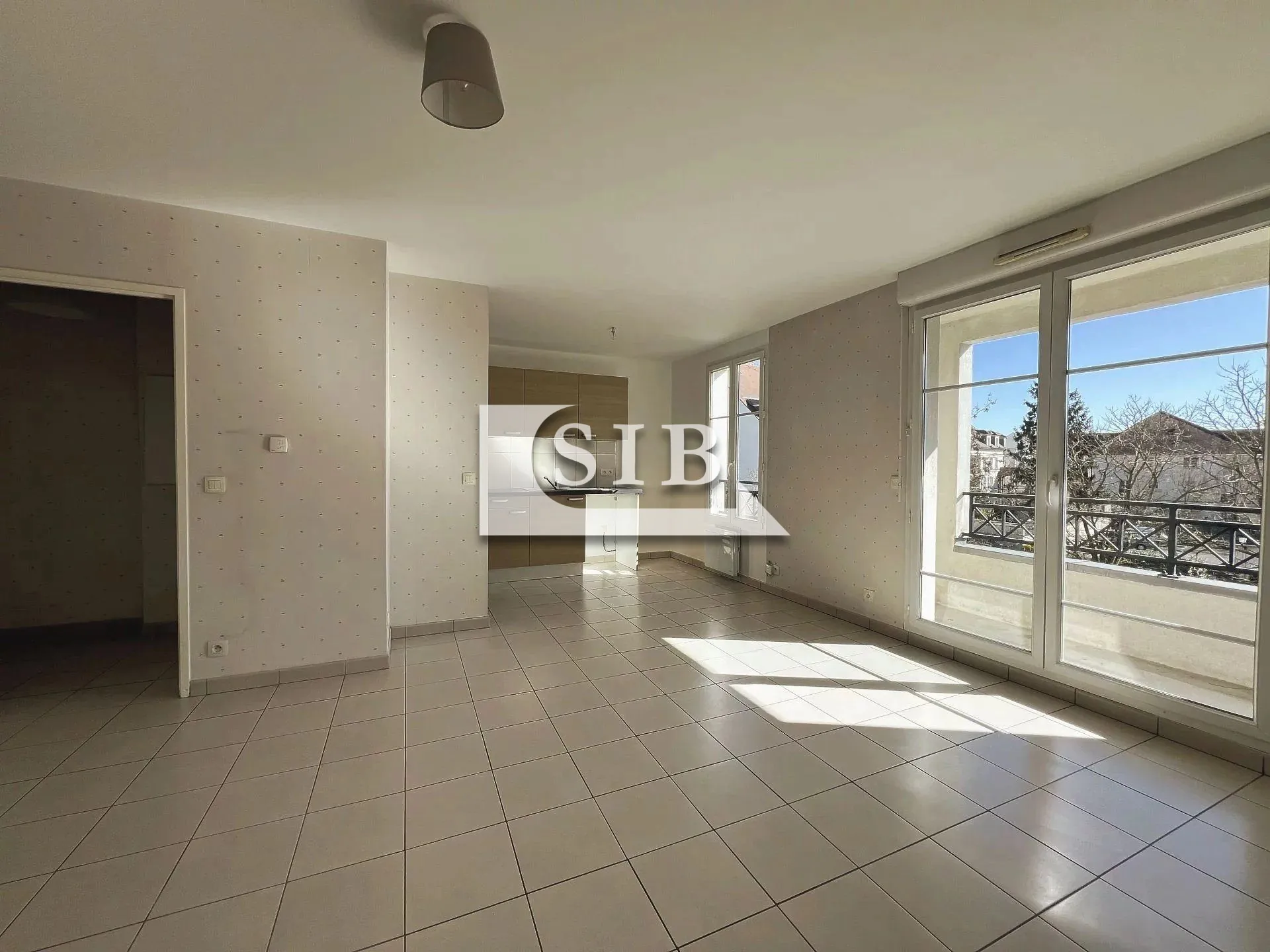 Montlhéry, bel appartement 2 pièces avec loggia et parking 