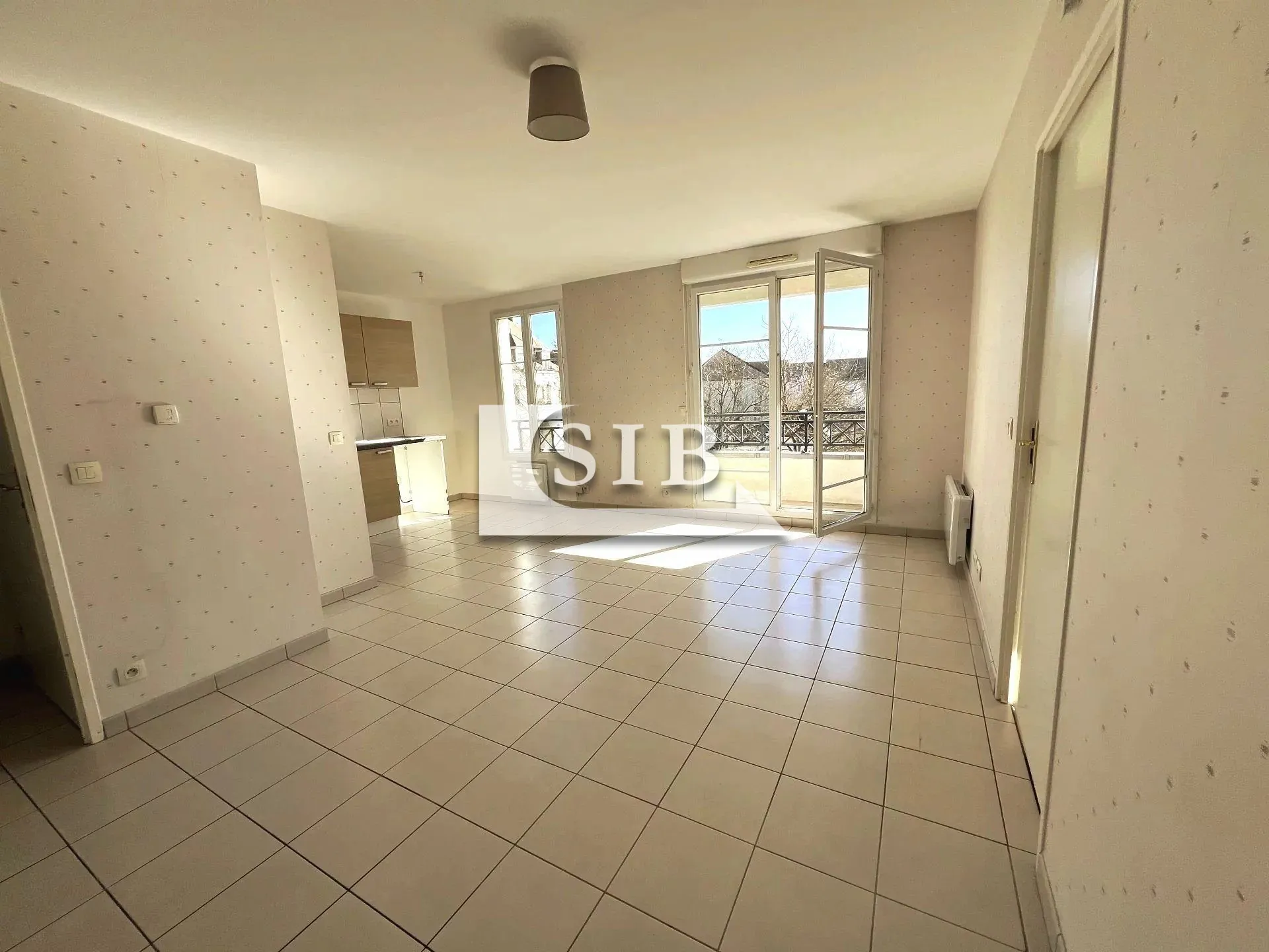 Montlhéry, bel appartement 2 pièces avec loggia et parking 