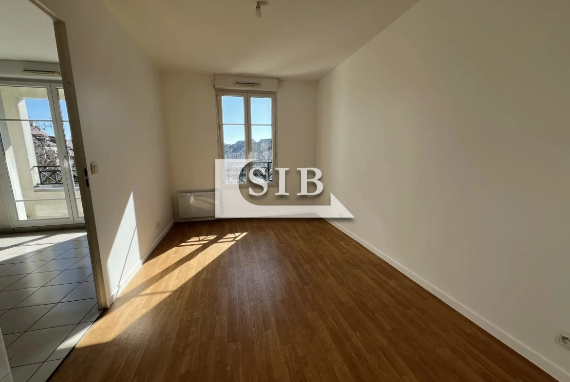 Montlhéry, bel appartement 2 pièces avec loggia et parking 