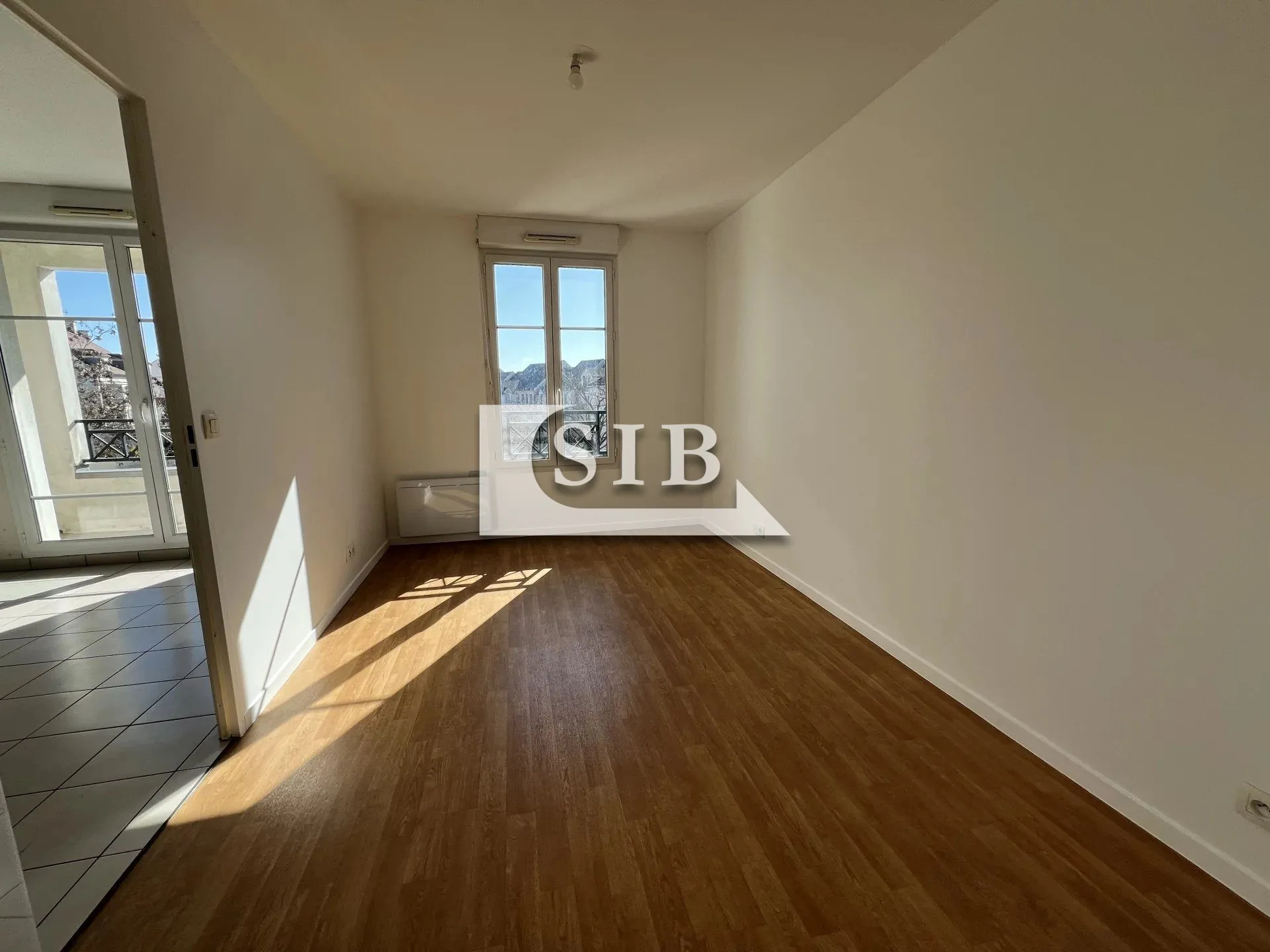 Montlhéry, bel appartement 2 pièces avec loggia et parking 