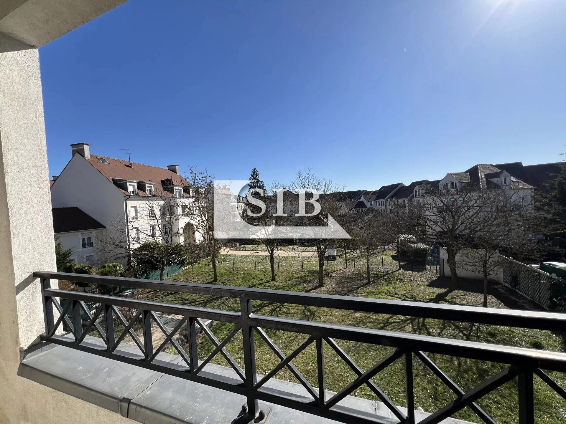 Montlhéry, bel appartement 2 pièces avec loggia et parking 