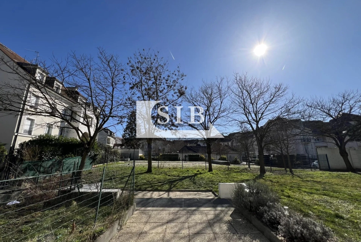 Montlhéry, bel appartement 2 pièces avec loggia et parking 