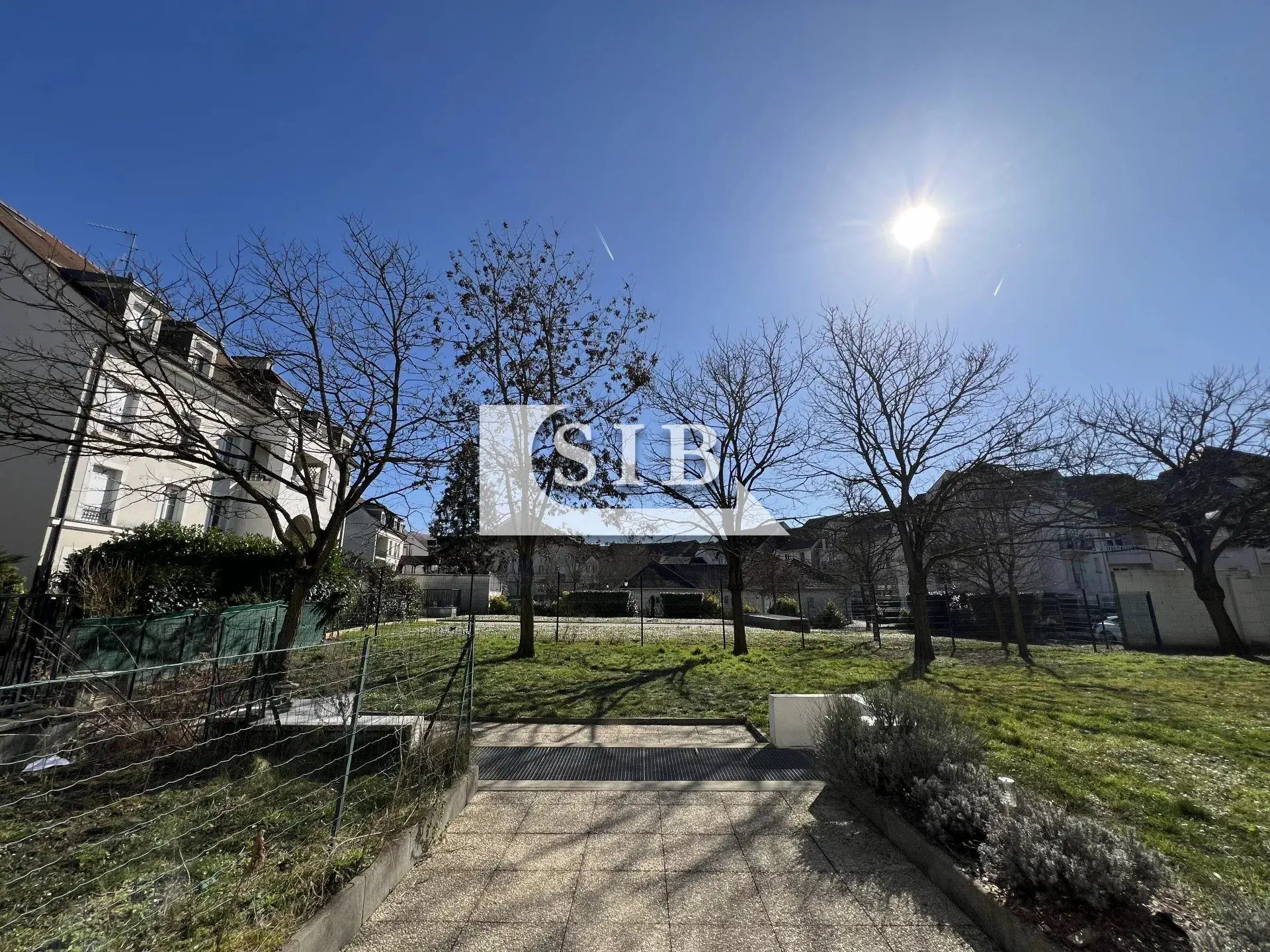 Montlhéry, bel appartement 2 pièces avec loggia et parking 