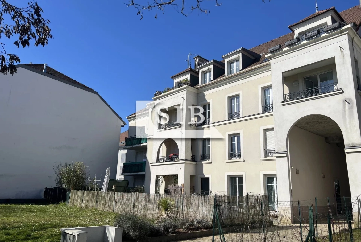 Montlhéry, bel appartement 2 pièces avec loggia et parking 