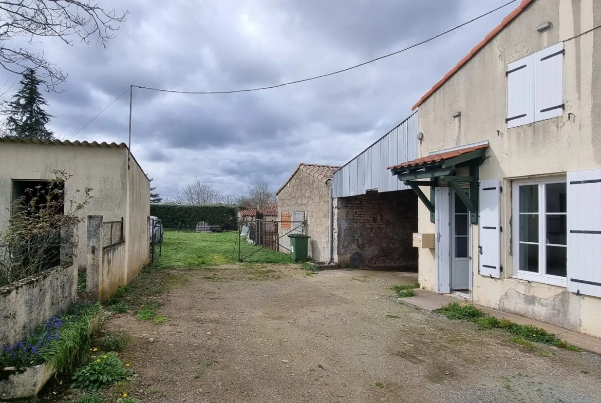 Maison ancienne à vendre à Niort - 54 m² avec grand terrain et travaux à prévoir 