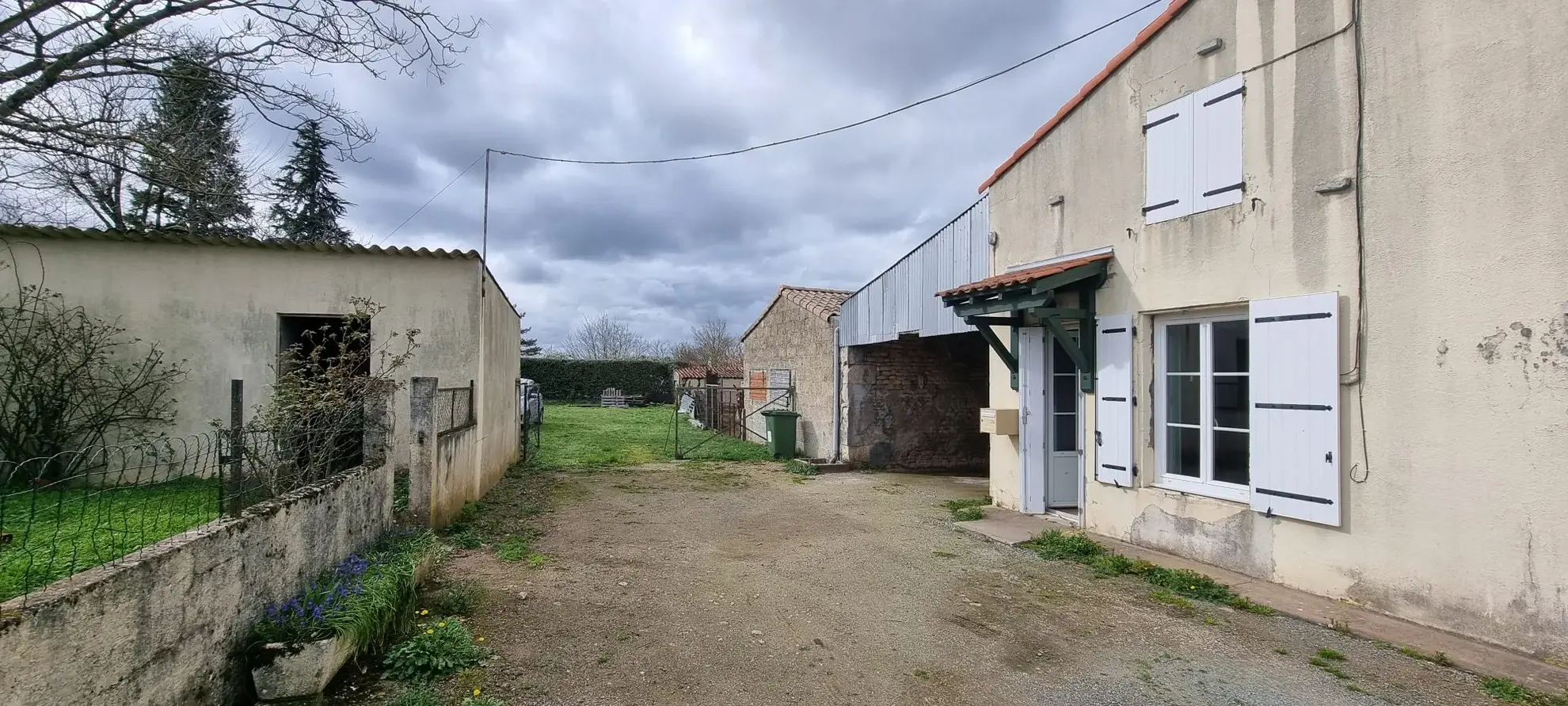 Maison ancienne à vendre à Niort - 54 m² avec grand terrain et travaux à prévoir 