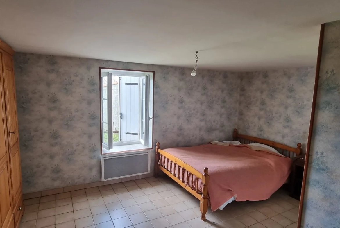 Maison ancienne à vendre à Niort - 54 m² avec grand terrain et travaux à prévoir 