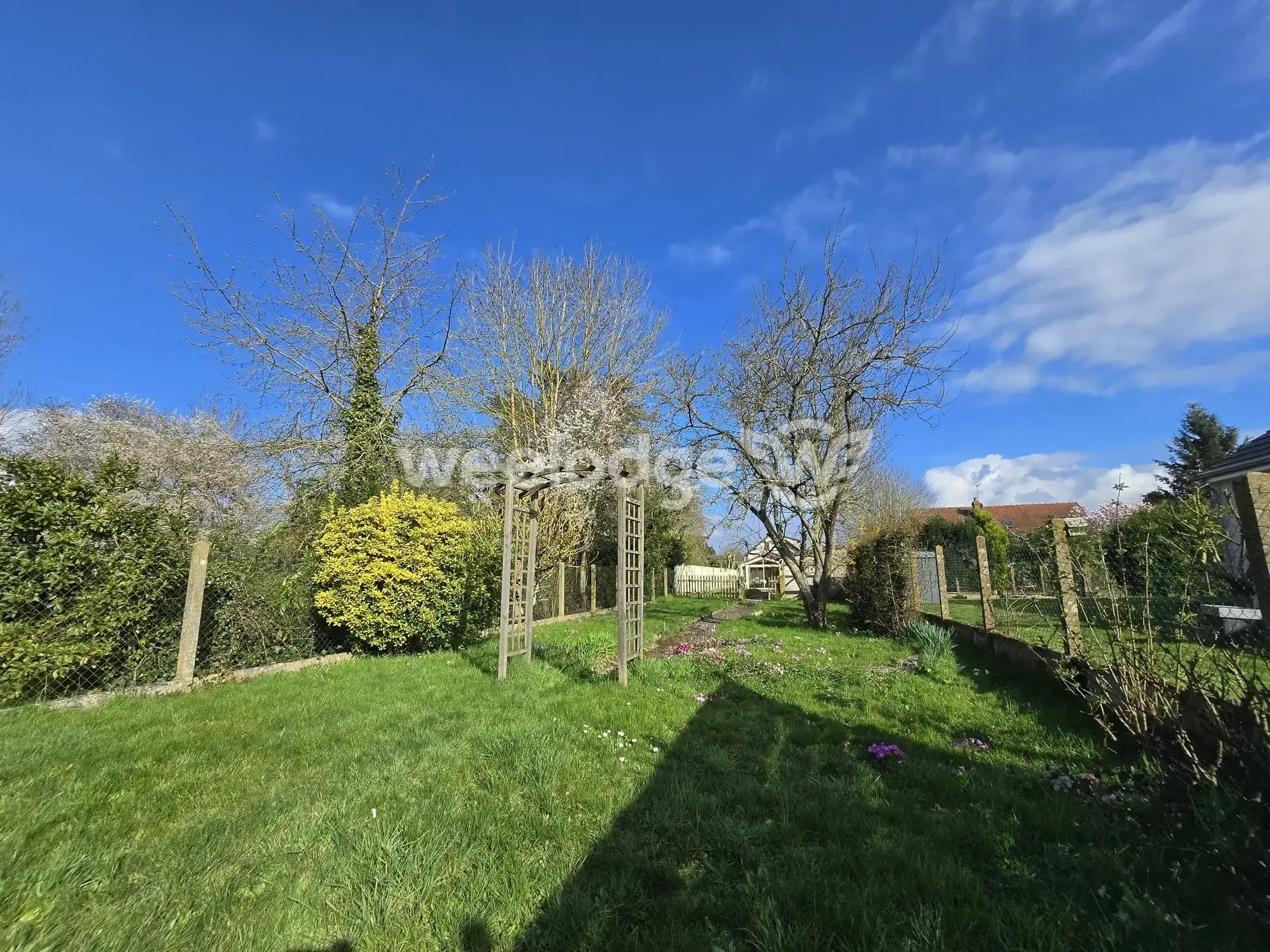 Maison ancienne à vendre à Bailleau-le-Pin avec jardin et potentiel de rénovation 
