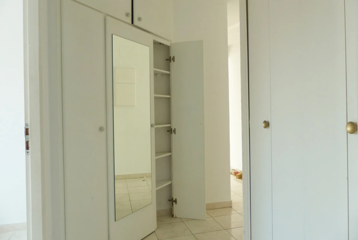 Appartement lumineux de 94 m2 à Lamalou-les-Bains avec véranda et vue dégagée 