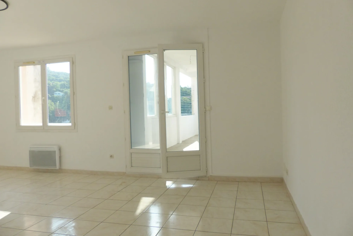 Appartement lumineux de 94 m2 à Lamalou-les-Bains avec véranda et vue dégagée 