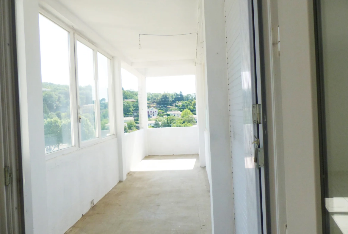 Appartement lumineux de 94 m2 à Lamalou-les-Bains avec véranda et vue dégagée 