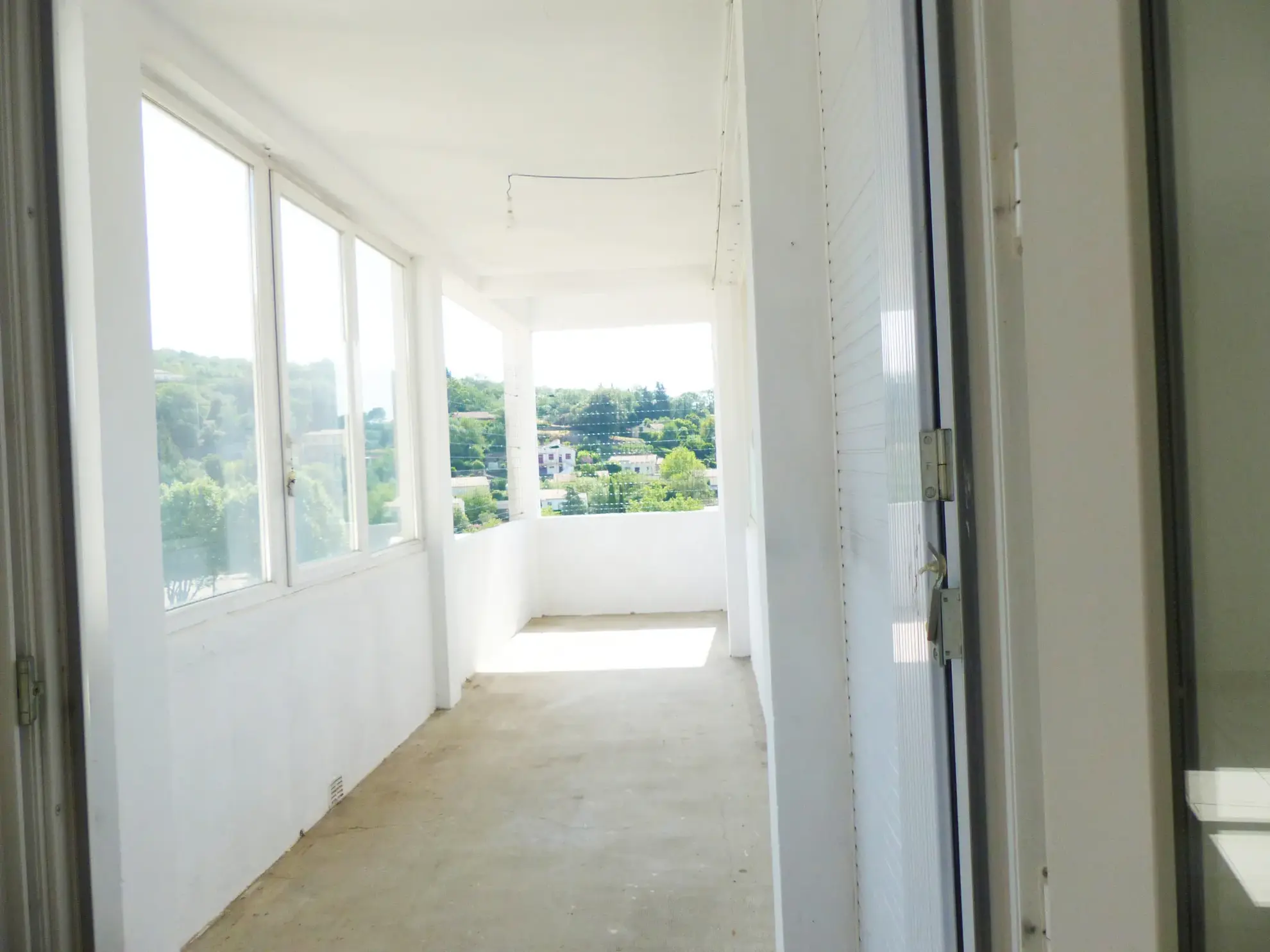 Appartement lumineux de 94 m2 à Lamalou-les-Bains avec véranda et vue dégagée 