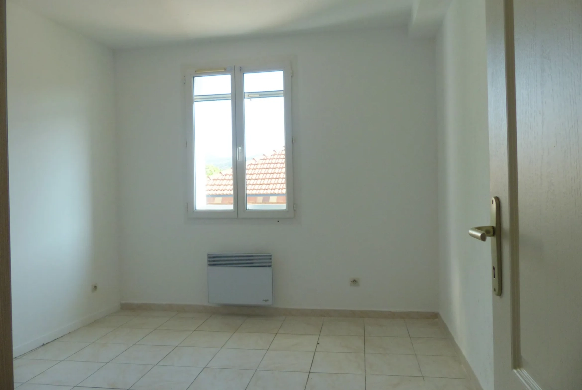 Appartement lumineux de 94 m2 à Lamalou-les-Bains avec véranda et vue dégagée 