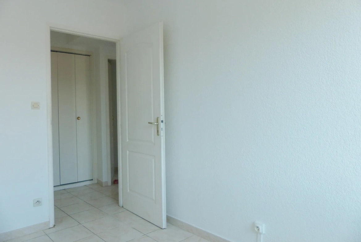 Appartement lumineux de 94 m2 à Lamalou-les-Bains avec véranda et vue dégagée 