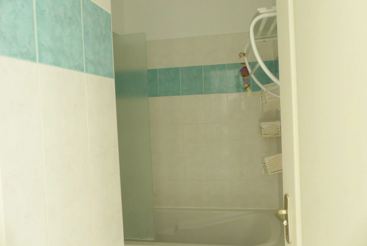 Appartement lumineux de 94 m2 à Lamalou-les-Bains avec véranda et vue dégagée 