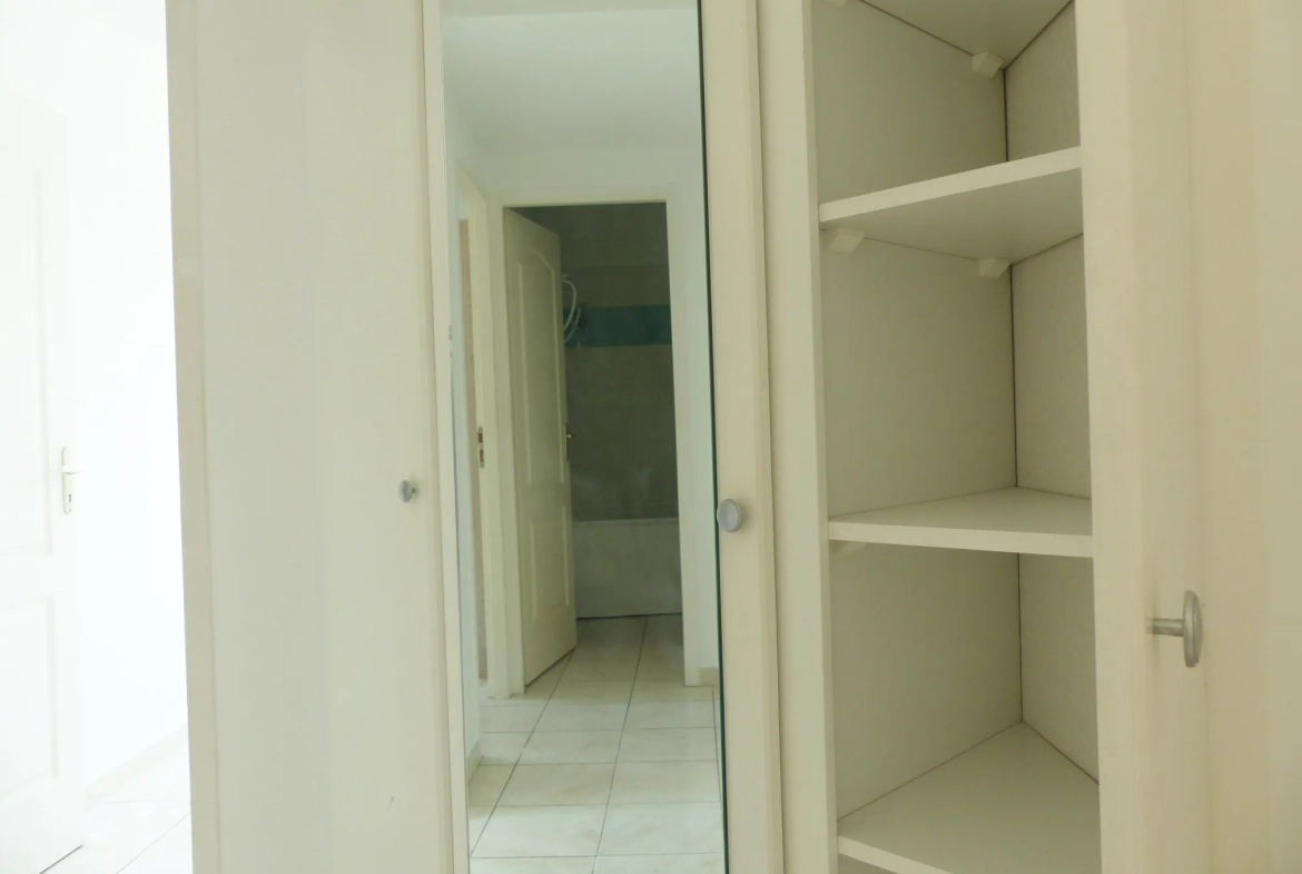 Appartement lumineux de 94 m2 à Lamalou-les-Bains avec véranda et vue dégagée 