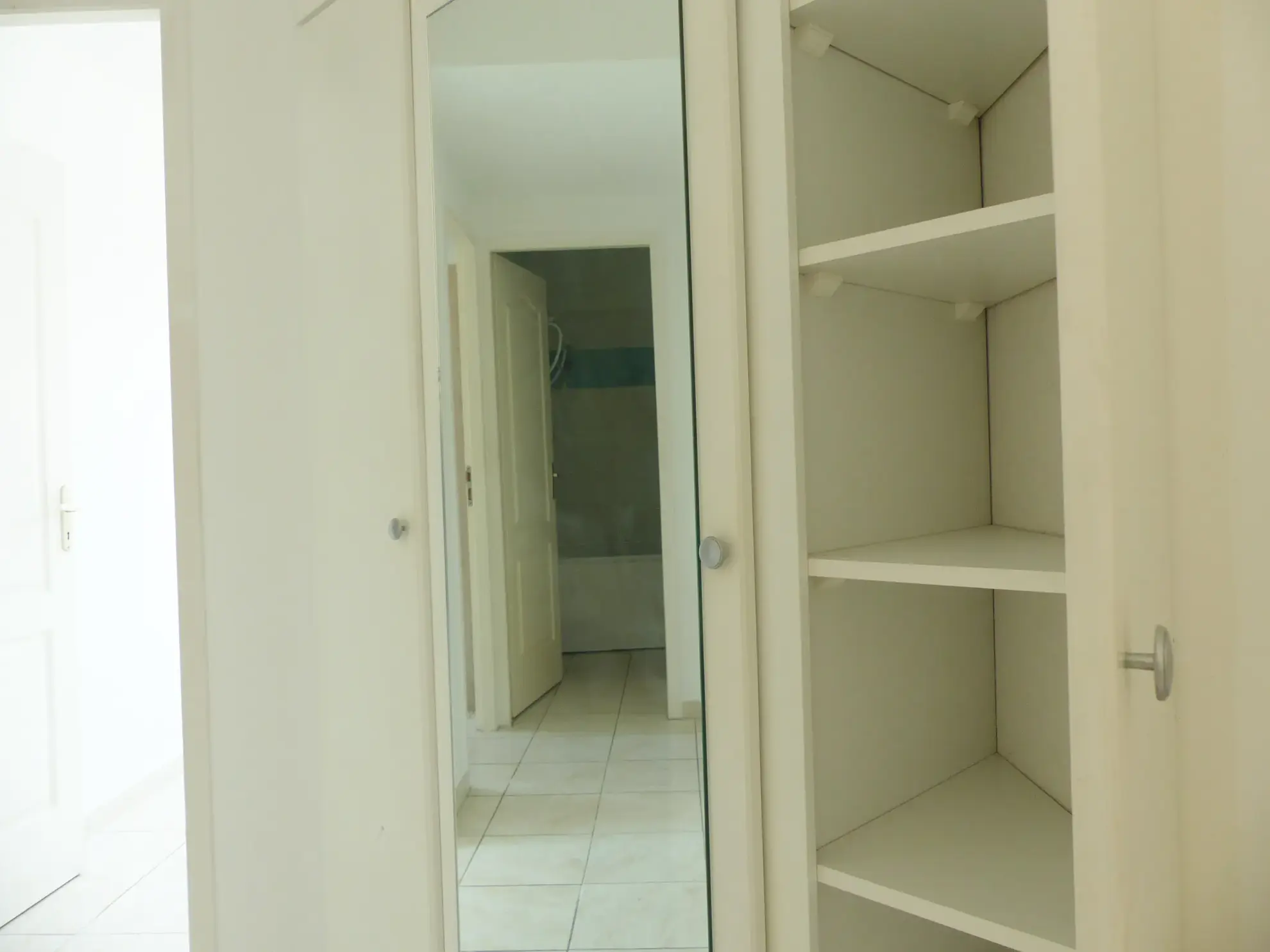 Appartement lumineux de 94 m2 à Lamalou-les-Bains avec véranda et vue dégagée 
