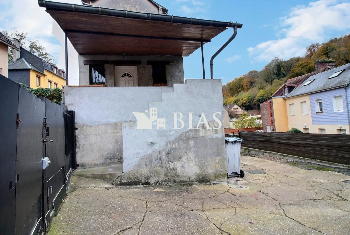 Maison à vendre avec cour et dépendance à Elbeuf, idéal investissement ou premier achat 
