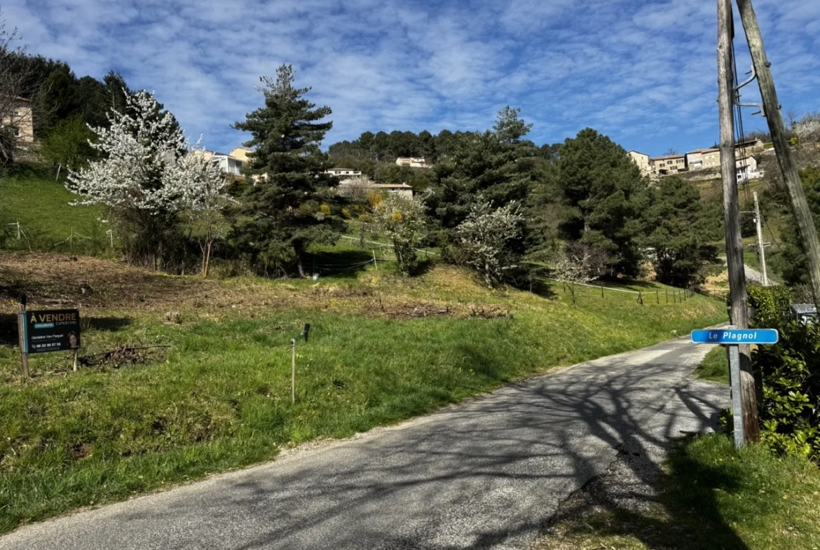 Magnifique terrain constructible à Vals les Bains avec vue montagne 